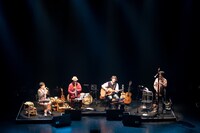 MCでは「次はちょっとゆるやかな曲を。全部ゆるやかなんですけど」など笑いを誘う場面も多数。