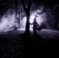 こちらが「命ノゼンマイ」のジャケット写真。木に寄り添う、うさぎの着ぐるみは一体何を暗示しているのだろうか。