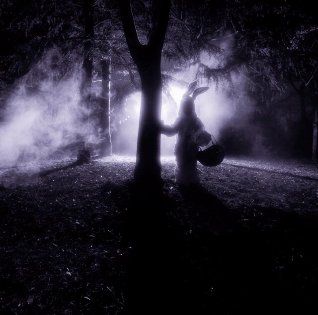 こちらが「命ノゼンマイ」のジャケット写真。木に寄り添う、うさぎの着ぐるみは一体何を暗示しているのだろうか。