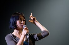 「雨女」と紹介され「UA（ウーア）はハワイ語で雨なんですよ」と語るUA。