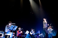 UAを迎えた5人編成でフィッシュマンズのカバー「頼りない天使」を演奏。