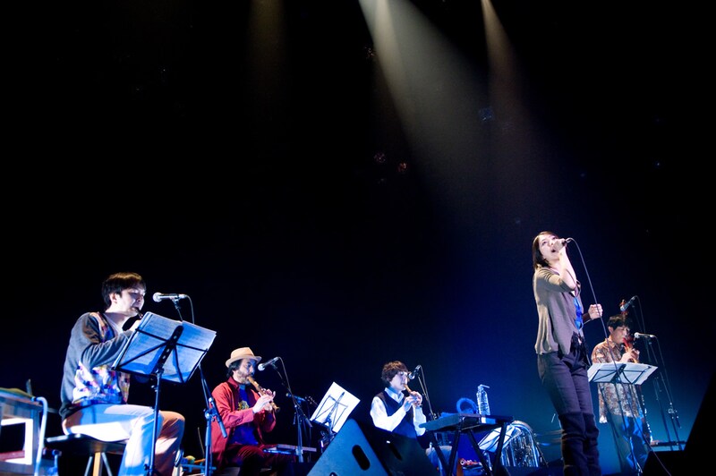 UAを迎えた5人編成でフィッシュマンズのカバー「頼りない天使」を演奏。