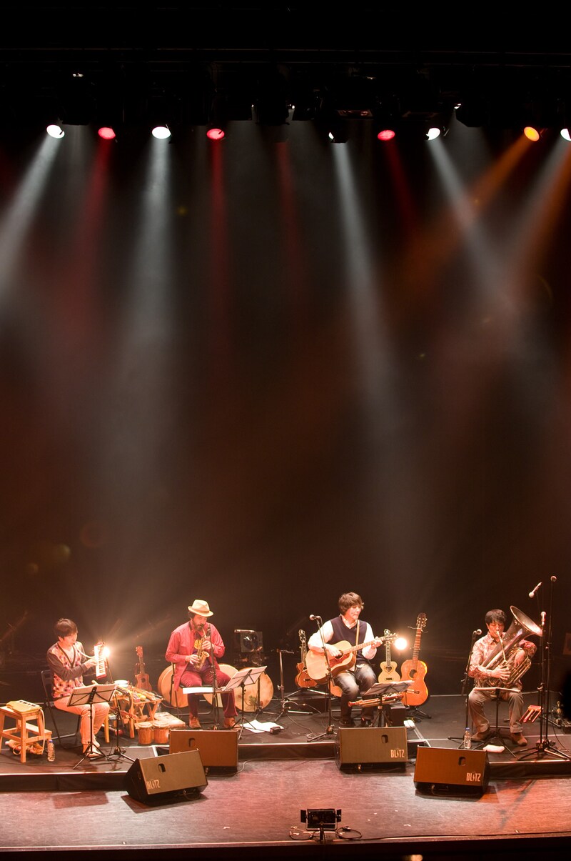 マイペースで2時間半にわたる演奏を披露した栗コーダーカルテット。ライブはほぼ1曲ごとになごやかなトークを挟みながらゆったりと進んでいく。