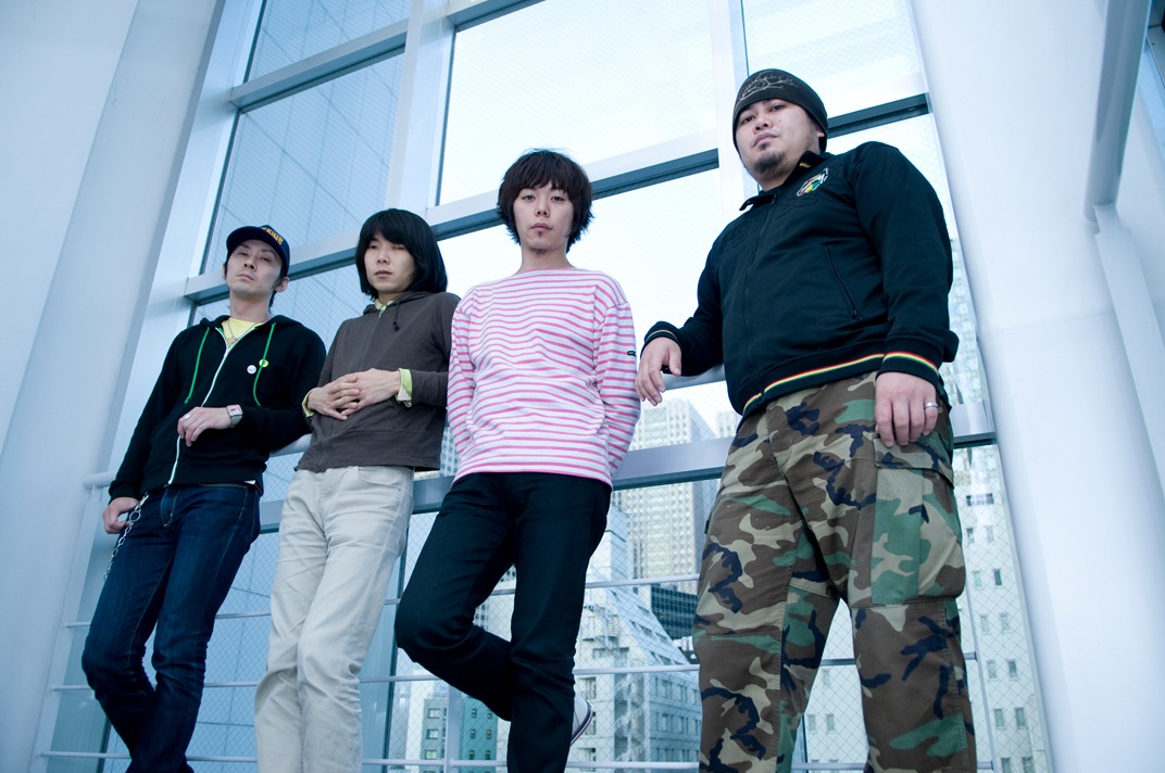 sleepy.abは現在レコ発ツアー「paratroop tour」の真っ最中。今週末の21日には、金沢VANVAN V4でPeople in the Box、perfect piano lessonをゲストに迎えライブを行う。