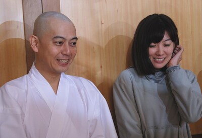 くりくりの坊主頭になったスネオヘアー（写真左）と、彼のサラサラヘアに最初にハサミを入れたともさかりえ（右）。映画「アブラクサスの祭」には2人のほか本上まなみ、小林薫らが出演する。