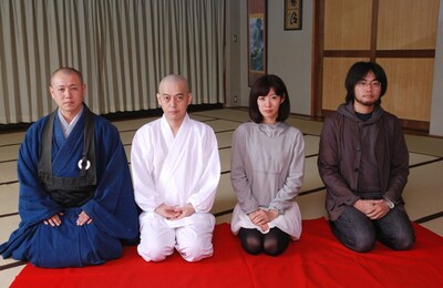 断髪式終了後の記念撮影。スネオの表情は、もうすっかり僧侶のそれになりつつある。