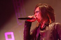 ライブ終演後、関係者たちに向けての挨拶でMORRIE（写真）は「DEAD ENDは死ぬまで存続する」と発言。この意味深長なコメントが何を意味するのか、ファンは今後の彼らの動向から目が離せそうにない。