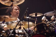 サポートメンバーながらも、存在感あるドラミングで観客を圧倒させた真矢。
