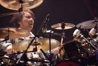 サポートメンバーながらも、存在感あるドラミングで観客を圧倒させた真矢。