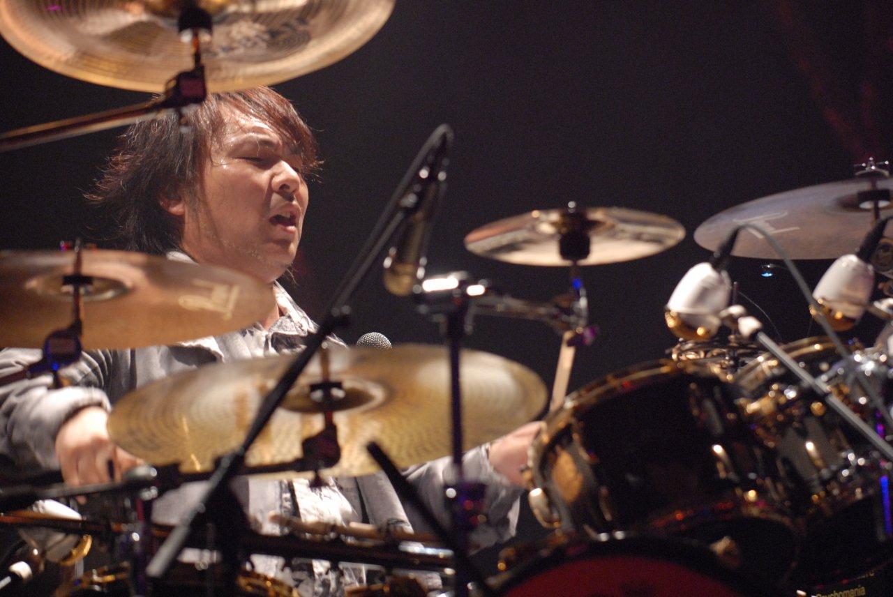 サポートメンバーながらも、存在感あるドラミングで観客を圧倒させた真矢。