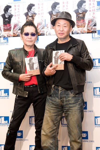 イベント開始前にはマスコミ向けのフォトセッション＆取材も実施。この本を書こうと思った理由を訊ねられると、泉谷は「俺は忌野さんが死んだと思っちゃいないんだけど、葬式やったりいろいろしてるわけじゃないですか。でも、あんな国民的な葬儀になるか？っていう感じなんですよ。ああいう祭り上げられ方は彼の本質が見えなくなるというのがあって。彼は常にアンチだったから、あの様子に違和感を感じるんですよね。だから、メチャクチャで素敵すぎる彼の姿をできるかぎり伝えたいなと思った」と語った。