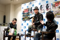 トークライブの模様。「青い森」時代の話題で、当時のステージギャラが通常500円だったのに対し、事務所に所属していた清志郎は5000円をもらっていたことが泉谷から明かされた。