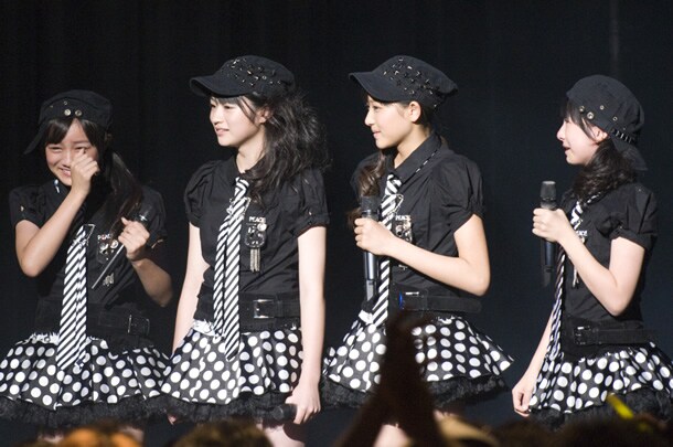 突然の発表に、涙で喜ぶS/mileageの4人。なお、来春の卒業公演については今のところ詳細未定。