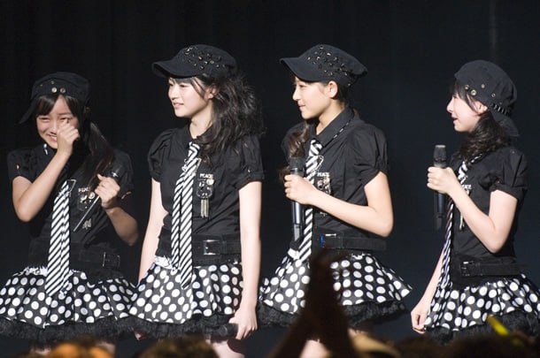 突然の発表に、涙で喜ぶS/mileageの4人。なお、来春の卒業公演については今のところ詳細未定。