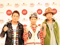 多数の報道陣が詰めかけた会見場の感想を訊ねられたFUNKY MONKEY BABYSのファンキー加藤は「フラッシュに慣れてないので、さっきから目が潤んで涙が止まらないんです。でも記事では“感動の涙”って書いておいてください（笑）」と笑わせた。