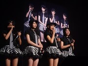 涙を流しながらもファンへの感謝の気持ちを口にするS/mileage。