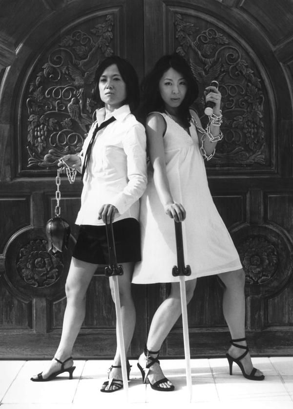 シュガー吉永（Buffalo Daughter）と吉村由加（元DMBQ、OOIOO）によるメタルバンドMETALCHICKS。