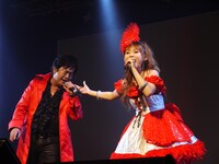 世界規模で盛り上がる“anisong”の魅力をハイテンションなデュエットで伝えたしょこたん＆アニキ。