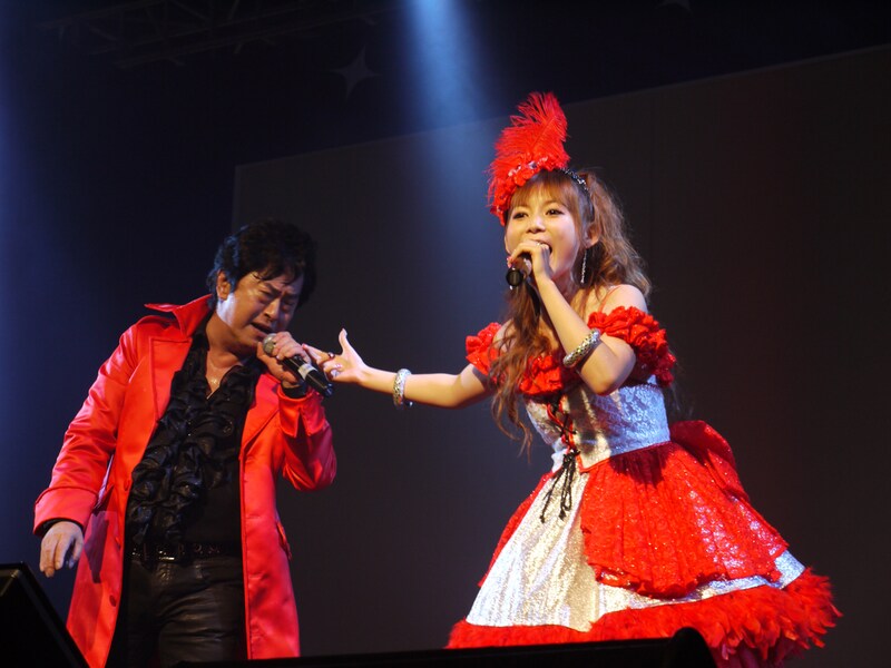 世界規模で盛り上がる“anisong”の魅力をハイテンションなデュエットで伝えたしょこたん＆アニキ。