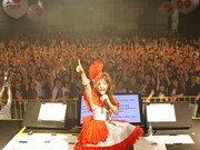 日本でのステージと同様、ライブ終了後は観客席のファンと一緒に記念撮影。