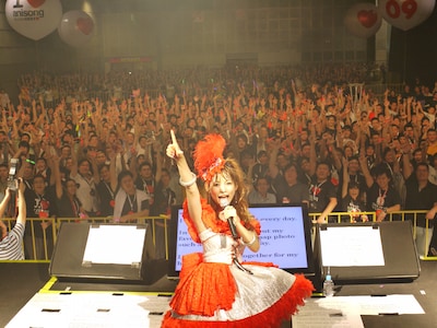 日本でのステージと同様、ライブ終了後は観客席のファンと一緒に記念撮影。