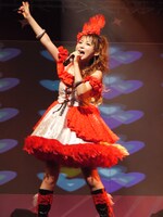 しょこたんにとっても念願だったアニソンカバー第3弾がついに登場。なお、CD+DVD盤にはボーナストラックも収録される（写真は昨年11月の「AFA'09（アニメ・フェスティバル・アジア・ゼロナイン）」出演時の様子）。