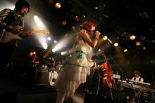 写真は渋谷CLUB QUATTROで行われたライブの模様。のあのわは本日11月25日より初の全国ワンマンツアーをスタートさせる。