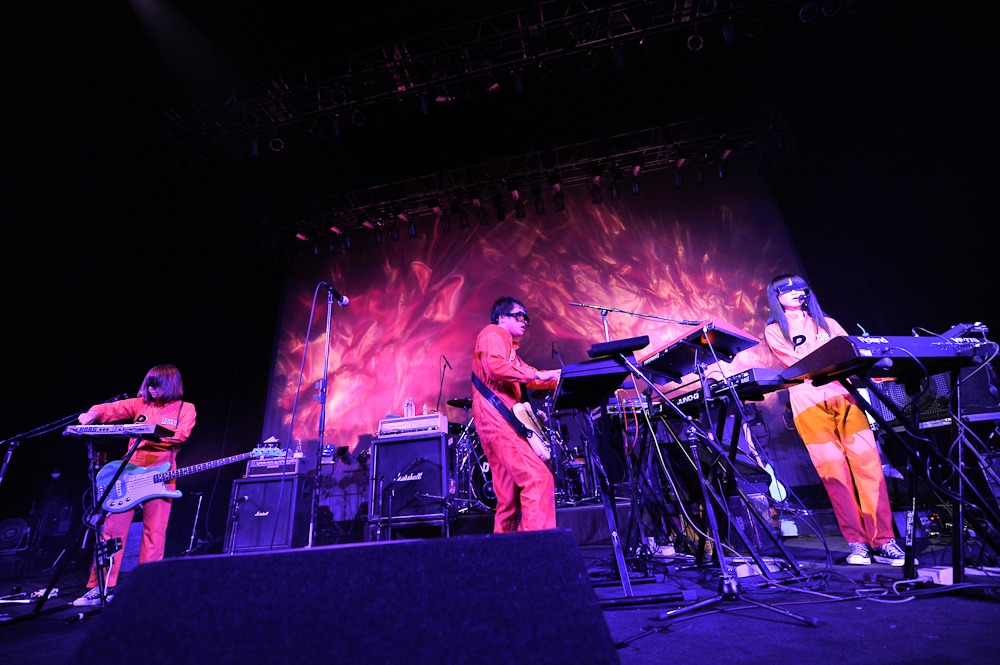 10年の重みと、さらに突き進む意志を感じさせる迫力のステージを繰り広げた4人。1月13日には最新ベストアルバム「BESTOISU!!!!」のリリースも控えている（Photo by Kazumichi Kokei）。