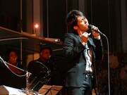 K、ゴージャスな夜景をバックにクリスマスソング熱唱