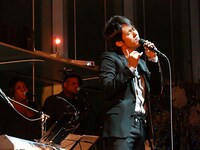 Kは会場を訪れたファンを美声で魅了した。