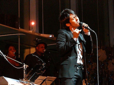 Kは会場を訪れたファンを美声で魅了した。