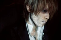 L'Arc-en-Cielとは趣の異なる、硬質なエレクトロサウンドが魅力のacid android。yukihiroがメインボーカルをとるスタイルも特徴だ。