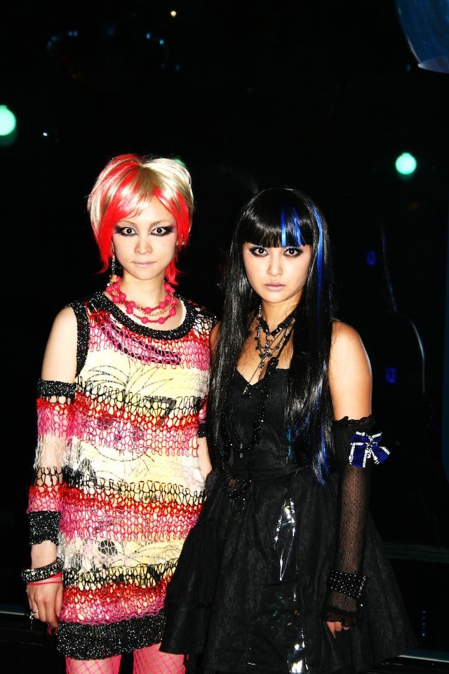 HANGRY & ANGRYは2010年1月末から、初の全国ツアーを開催。ANGRY（写真右）は「（ツアーの内容について）今、考えているところなんです。HANGRY & ANGRYのライブはすごい体力を使うので、これから体力作りをするところです」と、HANGRY（左）は「アルバム名もツアー名も『Sadistic Dance』なので、攻撃的なライブにしたいと思ってます」と語った。