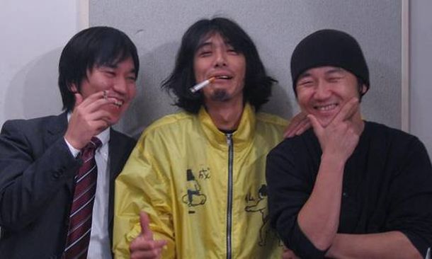 左から足立貴裕（G, Vo）、三沢洋紀（Vo, G）、河村浩（Dr）。南いちこ（B）は単独でブックレット内に登場している。