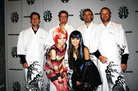 HANGRYこと吉澤ひとみ（写真前方左）は、NICKELBACKのメンバーについて「清潔感のある人たちですよね。ロックバンドというと怖いイメージがあるけど、いいなぁって思います」とコメント。ANGRYこと石川梨華（前方右）も、「終始笑顔で、こちらの図々しいお願いも『いいよいいよー』とノリノリで返してくれてうれしかったですね」と笑顔で語った。