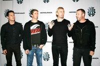 7年ぶりの来日について、NICKELBACKのチャド・クルーガー（写真右から2番目）は「前回は観光できなくて。今回も忙しいから、次は個人的に来日して日本の美しさを楽しみたい」とコメント。