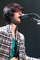 トークコーナーでは、「アルバムのイチオシ曲」「アルバム発売日の11月25日はどんな日にしたいか」「全国ツアーの意気込み」といったファンからの質問に答えた4人。ちなみに「アルバムのイチオシ曲」については、光村が「波」、坂倉が「Aurora」、古村が「錆びてきた」、対馬が「レオ」と回答した。