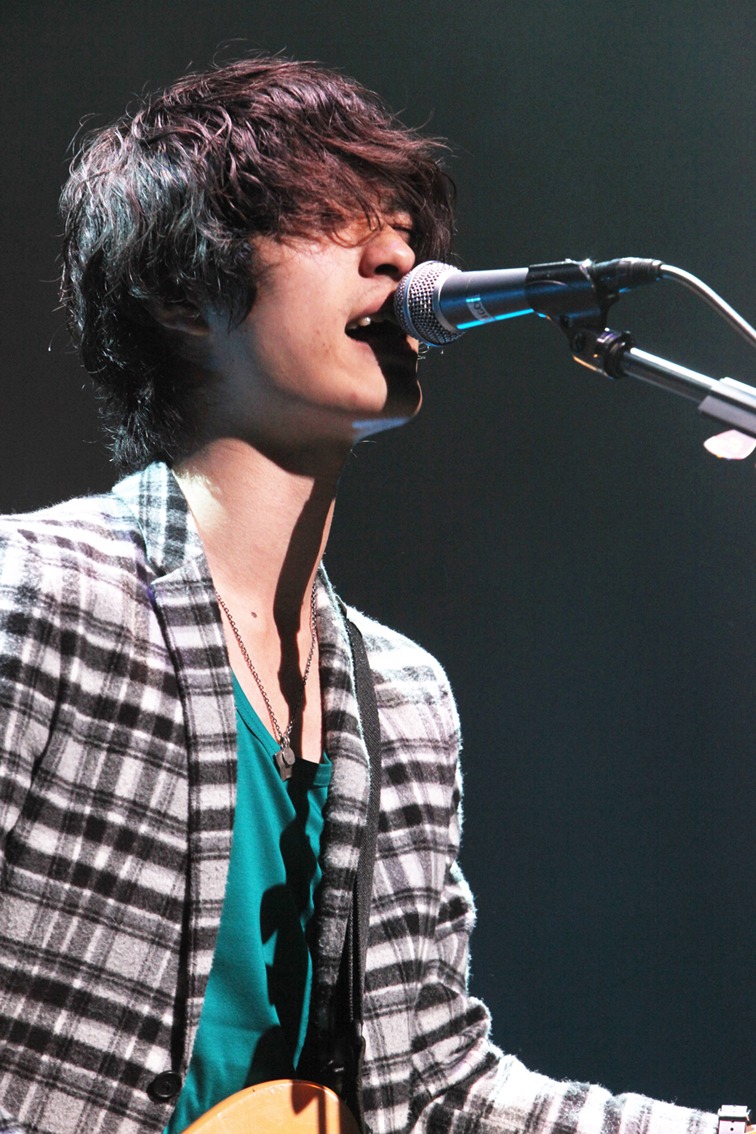 トークコーナーでは、「アルバムのイチオシ曲」「アルバム発売日の11月25日はどんな日にしたいか」「全国ツアーの意気込み」といったファンからの質問に答えた4人。ちなみに「アルバムのイチオシ曲」については、光村が「波」、坂倉が「Aurora」、古村が「錆びてきた」、対馬が「レオ」と回答した。