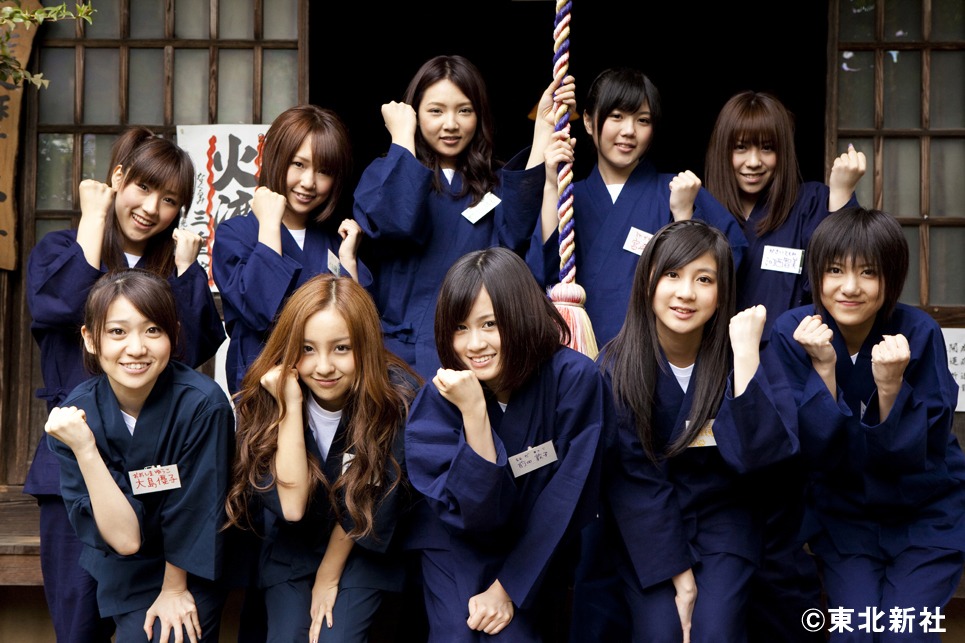 写真はVol.1～2「山寺で悟りを開け！」より。滝行や土中行など、アイドルらしからぬ過酷な修行で徳を積んだAKB48メンバー。