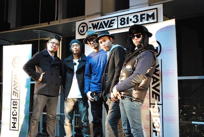 RYO-ZとSUはおそろいのダッフルコートで登場。同様にFUMIYAもコートを着てくるはずだったが、暑くて脱いでしまったとのこと。