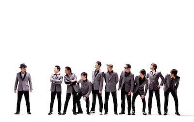 「流星とバラード」のジャケット写真およびアーティスト写真ではスカパラメンバーと同じスーツを着用している民生。「オンタマカーニバル」ではどんな衣装でステージに立つのか注目されるところ。