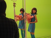 花束を受け取るバニラビーンズ。