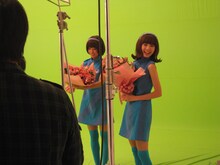 花束を受け取るバニラビーンズ。