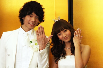 結婚指輪を見せる2人。末永くお幸せに。