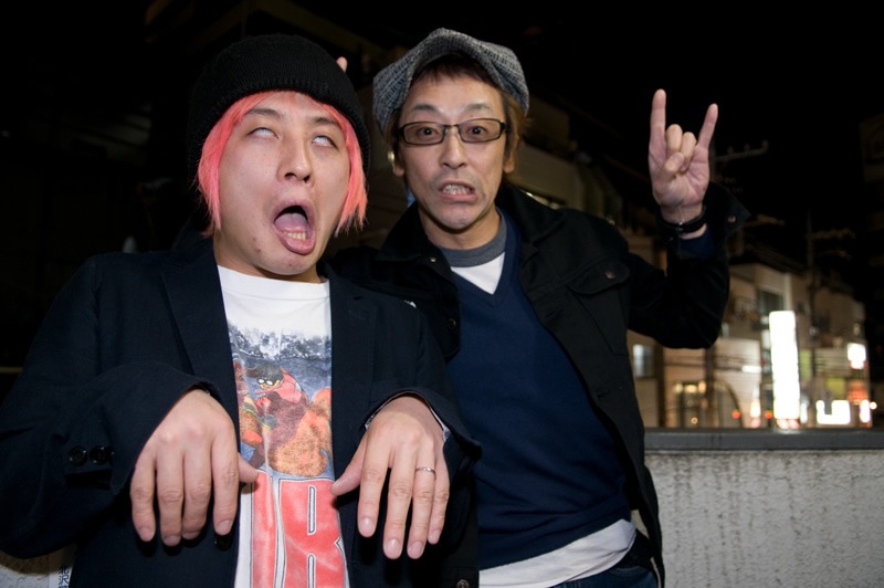 安孫子真哉（左）とTsuda（右）はビールを飲みつつ、ロック談義に華を咲かせた。