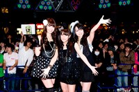 写真は11月27日に東京ドームシティ ラクーアガーデンステージで行われた握手会イベントの様子。当日は峯岸みなみ（写真右）が4000人のファンを前にバク転を披露し、大きな話題を集めた。