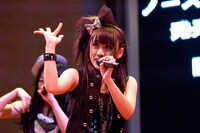 「キスの流星」を熱唱中の高橋みなみ