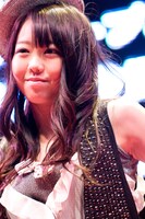 「キスの流星」を披露中の峯岸みなみ