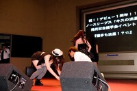 バク転披露の前には緊張した面持ちだった峯岸みなみ。池谷幸雄の補助を受けて無事に成功させると、安堵の表情を見せた。イベント後の会見では、「練習も1週間で短かったし心配だったけど、今日は温かい声援に支えられました」とコメント。