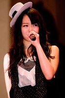 号泣する峯岸みなみ。客席からは彼女に向けて盛大な拍手と歓声が贈られた。